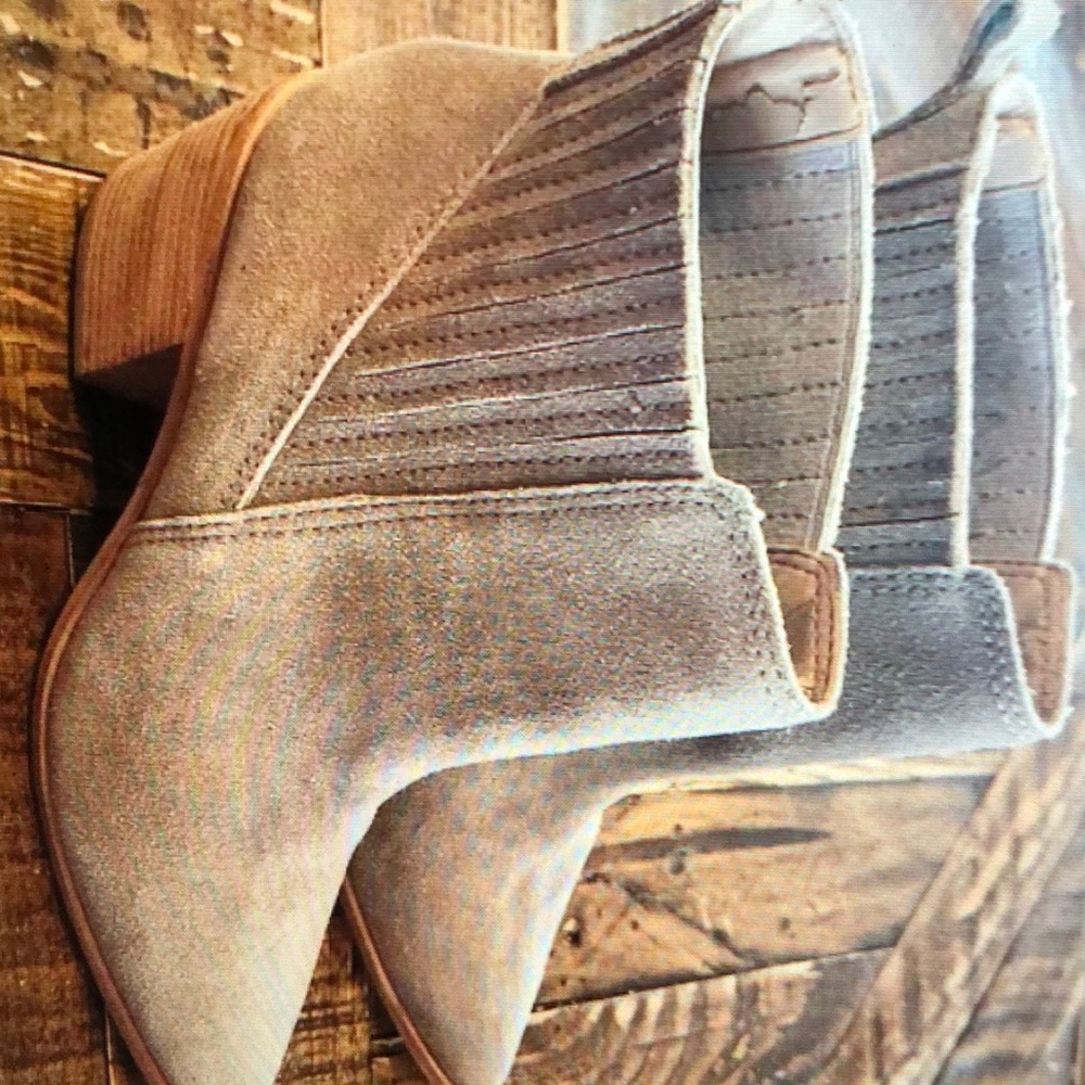 Kaanas Nosiola Pointy Elastic Booties size 7